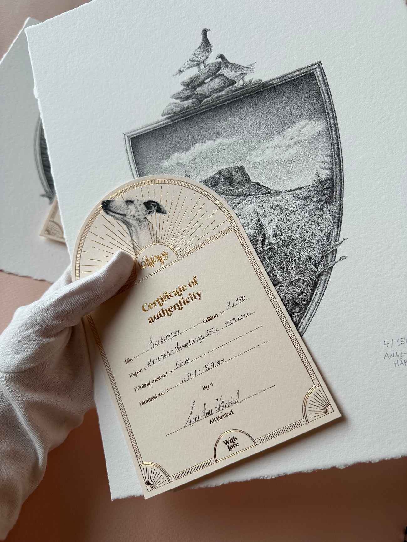 Kunsttrykk av Gausdal kommunes kommunevåpen, viser Skeikampen og, ryper og harer