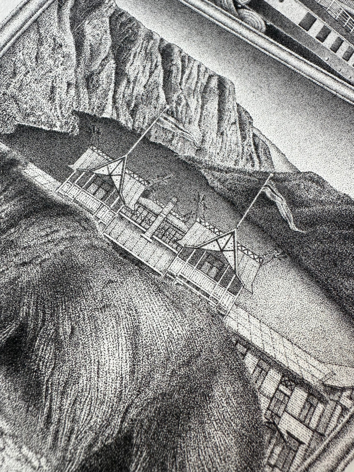 kunsttrykk av Tokke kommunes kommunevåpen. Viser Dalen hotell, telemarkskanalen, Bandak, og brynestein fra Eidsborg